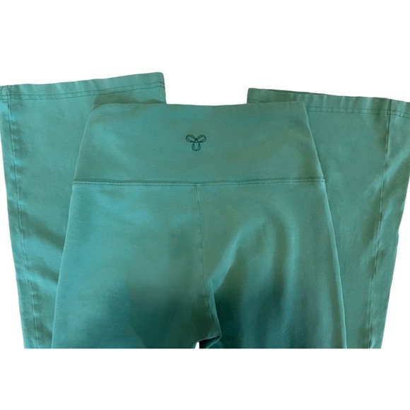 🍀3 for 35- TNA/Aritzia Atmosphere Flared Leggings - Picture 3 of 3